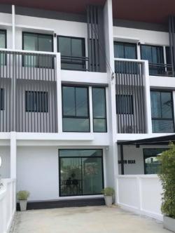 ให้เช่าทาวน์โฮม3 ชั้น Cozy สตรีวิทย2  ซอย 23 ย่านโชคชัย4 เหมาะอาศัย ทำออฟฟิศ