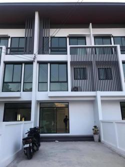 ให้เช่าทาวน์โฮม 3 ชั้น เนื้อที่ 30 ตร.วา โครงการ Cozy สตรีวิทยา2 ซอย 29 ย่านโชคชัย4 นาคนิวาส สามารถเช่าทำออฟฟิศได้ จดทะเบียนบริษัทได้  (N1-T1932)