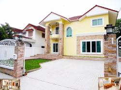 BTS น้อมเกล้า 5นอน  รามคำแหง146-154 ให้เช่าบ้านเดี่ยวหรู 2 ชั้น หันทิศตะวันออกเฉียงเหนือ 100ตรว. 255ตรม. รีโนเวทใหม่ 4น้ำ 3จอดรถ 7แอร์