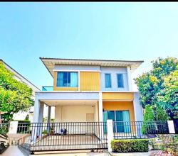 บรรยากาศดี เดอะพาซิโอมอลล์ ลาดกระบัง 1.5กม. ลาดกระบัง18-24 ให้เช่าบ้านเดี่ยว 2 ชั้น สวนหย่อม 58ตรว. 170ตรม. 4นอน 3น้ำ 2จอดรถ 5แอร์