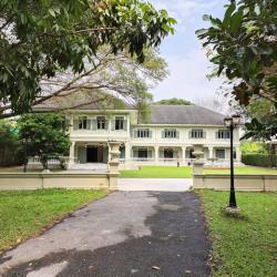 ขายบ้านโคโลเนียลสุดหรู เนื้อที่ 3 ไร่ครึ่ง มีบ้าน 3 หลัง เคยใช้ถ่ายละครหลายเรื่อง ตกแต่งอลังการ อ.กระทุ่มแบน จ.สมุทรสาคร