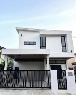 ขายบ้านเดี่ยว ในโครงการ ซอยบางนา-ตราด 39 บ้านสร้างใหม่ สไตล์โมเดิร์น 