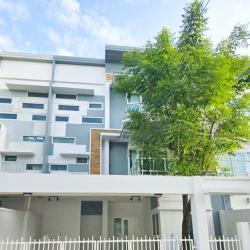ให้เช่าทาวน์เฮาส์ 3 ชั้น หรูหราโอ่โถง ติดถนนใหญ่ BTS ศรีนครินทร์ 1.6 กม. 232 ตร.ม. 31 ตร.วา. หน้าบ้านกว้าง เป็นโฮมออฟฟิศ  3 นอน 4 น้ำ 5 แอร์