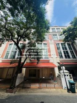 TOWNHOUSE ขาย/ให้เช่าทาวน์โฮม 4 ชั้น บ้านกลางกรุง ทองหล่อ (Baan Klang Krung Thonglor) 26 ตร.ว., 4 น 6 น้ำ, ราคา 33 ล้านบาท  26 ตร.ว.  ใกล้ ใกล้ เจ อเวนิว ทองหล่อ 15 ใกล้แหล่งอำนวยความสะดวก เป็นทาวน์โฮมพร้อมอยู่ มีการตกแต่งภายในเพิ่มเติมได้แบบเรียบหรู
