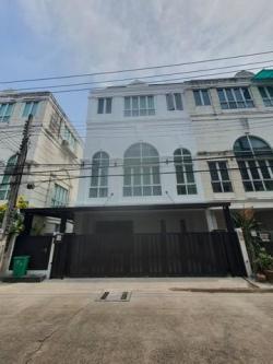 ขายหรือให้เช่าทาวน์โฮม 3 ชั้นครึ่งหลังมุม โครงการเดอะพาร์ค ลาดพร้าว-วังหิน 76 มี 7-11 หน้าปากซอย รหัสทรัพย์ MAY236  