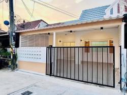 ขายบ้านชั้นเดียว ขนาด 23ตรว มบ.ราชาวิลเลจ 2ห้องนอน รีโนเวทพร้อมอยู่ บึงวรกิจ เครือสหพัฒน์ ใกล้นิคมปิ่นทอง ศรีราชา ชลบุรี 