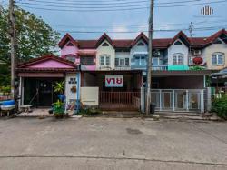 ขายด่วน! ทาวน์เฮ้าส์ 2 ชั้น ทำเลทอง ใกล้ฟิวเจอร์พาร์ค รังสิต! หมู่บ้านทิวสนวิลล่า ทำเลดี เดินทางสะดวก ใกล้ตลาด & ทางด่วน! บ้านสวย 