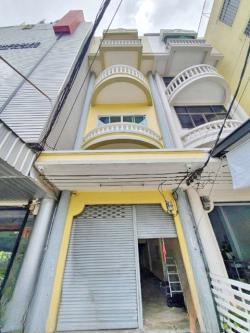 อาคาร พระโขนง รร.นานาชาติกลอรี่สิงคโปร์ 700 ม. 6นอน สุขุมวิท101 BTS ปุณณวิถี1 กม. ให้เช่าอาคาร 4.5ชั้น 32ตร.วา. 550ตร.ม.  .ปุณณวิถี 25-35 