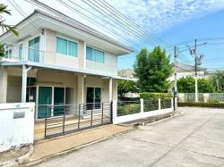 ขายบ้านเดี่ยว ส่วนกลางวิวทะเลสาบ อำเภอเมืองปทุมธานี จังหวัดปทุมธานี  ที่ตั้ง : หมู่บ้าน.นันทนาก้าร์เด้น ตำบลบ้านกลาง อำเภอเมืองปทุมธานี จังหวัดปทุมธานี 12000 https://maps.app.goo.gl/xeL4CyzKiDVZPx3E8  ขนาดที่ดิน 58 ตารางวา  พื้นที่ใช้สอย 130 ตารางเมตร   ร