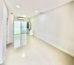 รหัส  DSL-357 RENT ให้เช่า บ้าน ให้เช่าบ้านหรูสไตล์อังกฤษ ม.เพรสทีจ ฟิจเจอร์-รังสิต  ไม่ไกลจาก Home Pro รังสิต 4.3 กม. 45000 THB 4BR พื้นที่เท่ากับ 51 ตารางวา 0 Ngan 0 ไร่ ราคาดีๆ