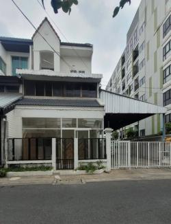 M66ให้เช่าทาวน์โฮม 3 ชั้นหลังมุม ซอยลาดพร้าว48 ย่านสุทธิสาร มีโรงรถข้างบ้าน ใกล้ MRT สถานีสุทธิสาร