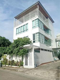 เซ็นทรัล ลาดพร้าว 1.8 กม. รถไฟฟ้าวัดเสมียนนารี 1.5กม.  ให้เช่าสำนักงาน 4 ชั้น 320ตร.ม. 38ตร.วา.ตลาดบองมาร์เช่ 290ม.  5นอน 5 น้ำ 
