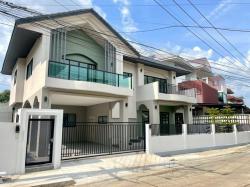 M82ขายบ้านเดี่ยว 2 ชั้น รีโนเวทใหม่ทั้งหลัง หมู่บ้านปรีชาล้ำเพชร รามคำแหง76 ใกล้รถไฟฟ้าสายสีส้ม ใกล้ห้างเดอะมอลล์บางกะปิ