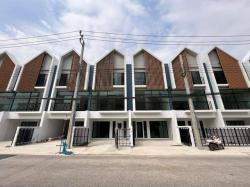 M84ให้เช่าอาคารพาณิชย์ 3 ชั้น 1 คูหา โครงการDeco ซอยสุขุมวิท70/5 ใกล้รถไฟฟ้าBTS แบริ่ง