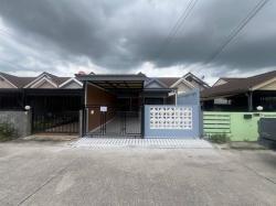 ให้เช่าทาวน์เฮ้าชั้นเดียวยี่กงษีบ้านบึง บ้าน  2 ห้องนอน  1 ห้องน้ำ  จอดรถได้  2  คัน ต่อเติมพร้อมอยู่ 