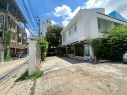 ให้เช่าบ้านเดี่ยว2ชั้น ใกล้แยกรัชดา-ลาดพร้าว แอร์เฟอร์นิเจอร์บางส่วน มี 4 ห้องนอน1ห้องทำงาน3 ห้องน้ำ1ห้องแม่บ้านเช่า80,000บาท