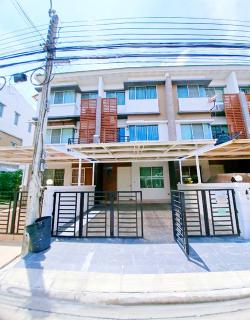 APLลาดกระบัง 1.4กม. ทาวน์โฮม 3 ชั้น 21ตร.วา.ถ.อ่อนนุช-ลาดกระบัง โรบินสัน ลาดกระบัง 1กม.241ตร.ม.สภาพดี เฟอร์ครบ 3 นอน 3 น้ำ 