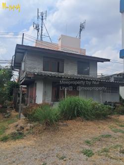 ขายบ้านเดี่ยว 2 ชั้น ภายในที่ดินมีบ้าน 2 หลัง และด้านหลังเป็นห้องเช่า 2 ชั้น ทำเลดี จากถนนโชคชัย 4 ซอย 18 เข้ามา 350 เมตร  ME-206