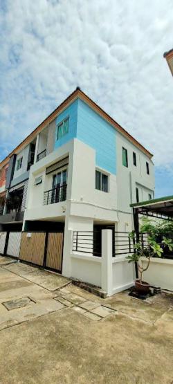 MRTสุทธิสาร 1.8 กม. ถ.รัชดา ให้เช่าทาวน์โฮม 3 ชั้นหลังมุม มีสนามหญ้าข้างบ้าน 20 ตร.วา.240 ตร.ม.นานาชาติ KIS2.9กม. 3นอน เดอะสตรีท 3.0 กม. 