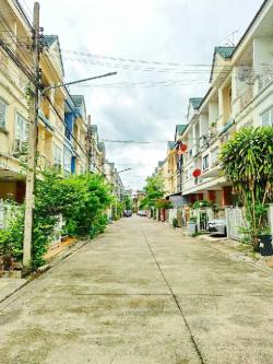 ให้เช่าทาวน์โฮม 3 ชั้น เซ็นทรัล อีสต์วิลล์ 600ม. MRT ลาดพร้าว83 1.9 กม.18 ตร.วา.220ตร.ม.4นอน 18ตร.วา.รร.นานาชาตินีวา 1.3 กม. พร้อมเฟอร์ 