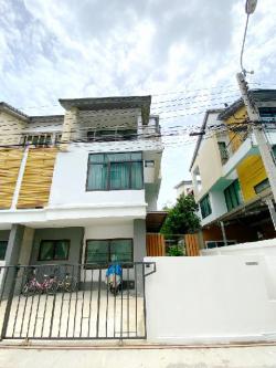 ตลาดสดท่าอิฐ 1.5 กม.คฤหาสน์หรู ให้เช่า แนวตั้งเฟอร์ครบ 3 ชั้น  นานาชาติดีบีเอส 3.7 กม. 