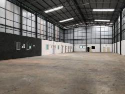 ให้เช่าโกดัง อยู่ใกล้ทางด่วนบูรพาวิถี ใกล้วงแหวนตะวันออก  ย่าน ถนนบางนา-ตราด กม.9 เพียง800เมตรรับน้ำหนักได้3 ตัน /ตารางเมตร  