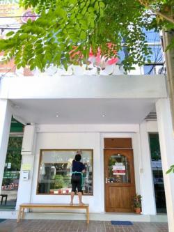 ดองกิ มอลล์ ทองหล่อ 900ม.ตลาดเอกมัย 500ม. ให้เช่าอาคารพาณิชย์  18 ตร.วา. 72 ตร.ม.2 แอร์ ติดถนน   คาเฟ่ ร้านค้า ร้านอาหาร 