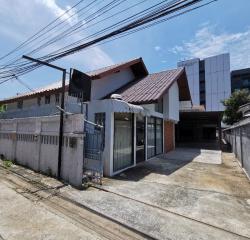 ให้เช่าบ้านเดี่ยว2หลัง160ตร.ว300 ตร.ม ห่างBTSสถานีภาวนาเพียง100เมตร จอดรถได้ 5-6 คัน แอร์ 4 เครื่อง จดทะเบียนได้ เช่า 70000บาท/เดือน ถนน