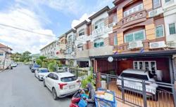 ซ.นวลจันทร์ 27-33  MRT วัชรพล 1.6กม.ให้เช่าทาวน์เฮ้าส์ 3 ชั้น 21 ตร.วา.252 ตร.ม. เดอะวอล์ค เกษตร-นวมินทร์ 1.1 กม. 4นอน 3น้ำ 