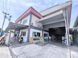 ตลาดเศรษฐกิจ 1.3 กม.  นาดี  ตลาดแคราย 1.33 กม. รร.วัดบางปิ้ง 2.9 กม.ขาย-เช่า โรงงาน โกดัง ออฟฟิศ 2 ชั้น  280 ตร.วา. 1,250 ตร.ม. 