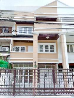 เดอะวอล์ค เกษตร-นวมินทร์ 1.7 กม. 6นอน MRT วัชรพล1.3กม. รามอินทรา 30-36 ให้เช่าทาวน์โฮม 3 ชั้น โรงเบียรเยอรมัน