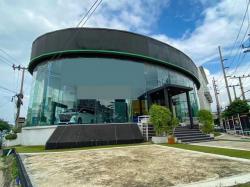 ให้เช่าอาคารโชว์รูมทำเลทองเนื้อที่ประมาณ 1 ไร่ครึ่ง  พื้นที่ใช้สอยกว่า 3,000 ตร.ม ติดถนนเหม่งจ๋าย เลียบทางด่วนรามอินทรา  