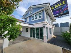  ให้เช่าบ้าน  หลังห้างเมกกะ เดินทางสะดวก  ออกถนนเส้นหลักได้หลายทาง ใกล้โรงเรียนนานาชาติคอนคอร์เดียน