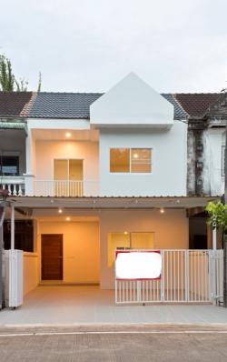 ขายทาวน์โฮม หมู่บ้านคันทรีปาร์ค รีโนเวทใหม่ ครบทุกฟังก์ชัน ใจกลางเมืองชุมพร