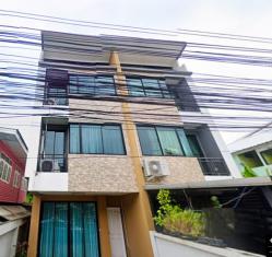 เฉลิมพระเกียรติ ร.9 8-16 4นอน MRT ศรีอุดม 2.3กม. ให้เช่าคฤหาสน์แนวตั้ง  3 ชั้น 19ตร.วา. 230ตร.ม.  3 น้ำ  ตลาดนัมเบอร์วัน ราม 2 1.9 กม. 