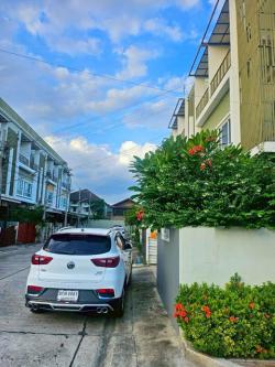  เฟอร์เครื่องใช้ไฟฟ้าครบ รร.นานาชาติฮีทฟิลด์ 1.1 กม. 3 นอน เดอะพาซิโอ ทาวน์ 1.2 กม.MRTน้อมเกล้า 400ม. ให้เช่าทาวน์โฮม 3 ชั้น 222ตร.ม. 