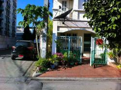 ถูกที่สุดในโลก ซีคอนสแควร์ ศรีนครินทร์ MRT สวนหลวง ร.9 1.2 กม.ทาวน์เฮาส์ 3 ชั้นสภาพดี หัวมุม 22 ตร.วา. 254 ตร.ม. พร้อมเฟอร์ฯ 4 นอน 3 น้ำ 