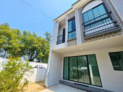 ตลาดประชาอุทิศ90 1.8กม. คฤหาสน์ ให้เช่าทาวน์โฮม 2 ชั้นหลังมุม 25 ตร.วา. 200 ตร.ม. QUEENS 4 นอน 2 น้ำ รร.สารสาสน์วิเทศศึกษา 900 ม.