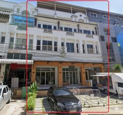 แฟชั่น 15นอนKPIS Inter Sch. 3.3กม โชว์รูม เลียบด่วนเอกมัย-รามอินทรา 3กม. รถไฟฟ้ารามอินทรา กม.9 490ม.เช่าอาคาร3คูหา 6ชั้น  แอร์ใหม่ 11 ตัว .