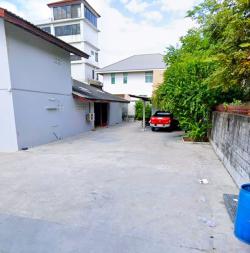 ตลาดปัฐวิกรณ์ 3 กม. MRT บางกะปิ 2.2 กม. เดอะมอล์ บ้านคฤหาสน์2ชั้น 5นอน  600ตร.ม. บนที่ดินครึ่งไร่ นวมินทร์ 22-28   MRTลาดพร้าว101 2.8 กม. 