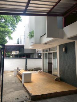 ให้เช่าบ้านเดี่ยว 2 ชั้น ถนนรัชดา19 แอร์เฟอร์นิเจอร์บางส่วน มี 3ห้องนอน2ห้องน้ำ1ห้องทำงาน ราคาเช่าเดือนละ25,000บาทใกล้MRTรัชดาเพียง500เมตร