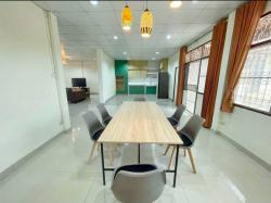 รร.นานาชาติบลูมมิ่งบัด 1.5 กม. ตลาดท่าพระ 600 ม. MRTท่าพระ 500ม. ให้เช่าบ้านเดี่ยว 2 ชั้น หลังใหญ่ หรูหรา  90 ตร.วา. 290 ตร.ม.5นอน  4 น้ำ