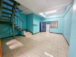 ขายบ้านนาป่าชลบุรีราคาถูก บ้านทาวน์เฮ้าส์ 2 ชั้นนาป่าชลบุรี หมู่บ้านแฟมิลี่แลนด์นาป่า บนเนื้อที่  20  ตรว 3  ห้องนอน  2  ห้องน้ำ 