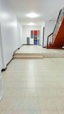 เพลินนารี่ มอลล์ 1.7 กม.MRT วัชรพล 2.8 กม.แหล่งช้อปปิ้ง 20 ตร.วา.160 ตร.ม.ทาวน์เฮ้าส์  2 ชั้น 2 นอน 2 น้ำ สวย สะอาด ห้าแยกวัชรพล