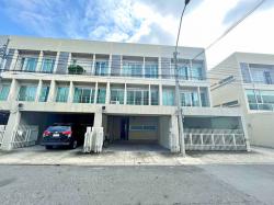 เดอะไนน์ พระราม 9 1.2 กม.  พัฒนาการ18-26 พระราม9 ARL รามคำแหง 1.8 กม. ให้เช่าทาวน์โฮม 3 ชั้น 3 นอน 3 น้ำ   