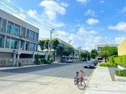 พัฒนาการ18-26 พระราม9 ARL รามคำแหง 1.8 กม. ให้เช่าทาวน์โฮม 3 ชั้น 3 นอน 3 น้ำ   เดอะไนน์ พระราม 9 1.2 กม. 