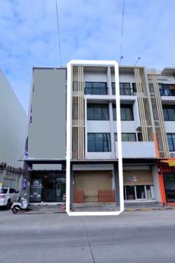 ติดถนนใหญ่  ซ.ฉลองกรุง 24-35  ตลาดนครฉลองกรุง500ม. ม.เจ้าคุณทหารลาดกระบัง 3.8 กม. หน้านิคมลาดกระบัง อาคารพาณิชย์ 4ชั้น 370ตร.ม.  