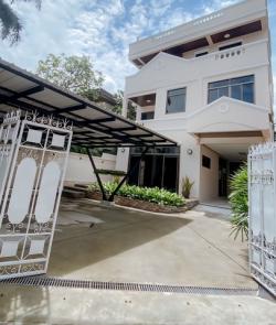 บ้านเดี่ยว4ชั้น 80ตรว.ชั้นบนสุดเป็นดาดฟ้า สุุขุมวิท ใกล้สถานี BTS นานา