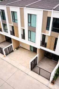 เลียบคลองหลวงแพ่ง  MRT ศรีแบริ่ง 2.4 กม.ให้เช่าทาวน์เฮ้าส์ 3 ชั้น 20 ตร.ว. 240 ตร.ม. เฟอร์นิเจอร์ลอยครบ  3 นอน 4 น้ำ