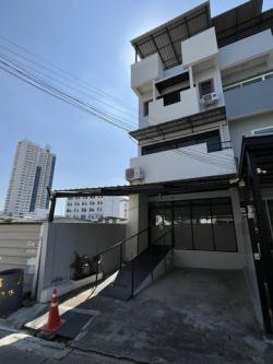 รหัสC7032 ให้เช่าโฮมออฟฟิศ 4ชั้น หลังมุม ทำเลย่านบางนา อุดมสุข ใกล้เซนทรัลบางนา